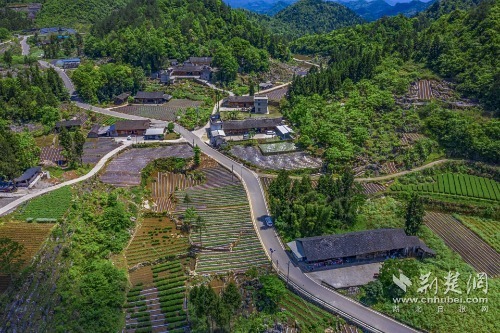 宣恩縣椒園集鎮(zhèn)至鑼圈巖段公路，全長8公里，途經(jīng)椒園村、涼風(fēng)村、鑼圈巖村，該公路建成既有效帶動沿線煙葉等產(chǎn)業(yè)發(fā)展，又是曜天眼景區(qū)的