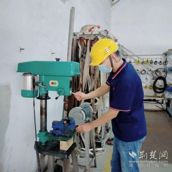 中順潔柔湖北公司鉗工操作。通訊員供圖.jpg