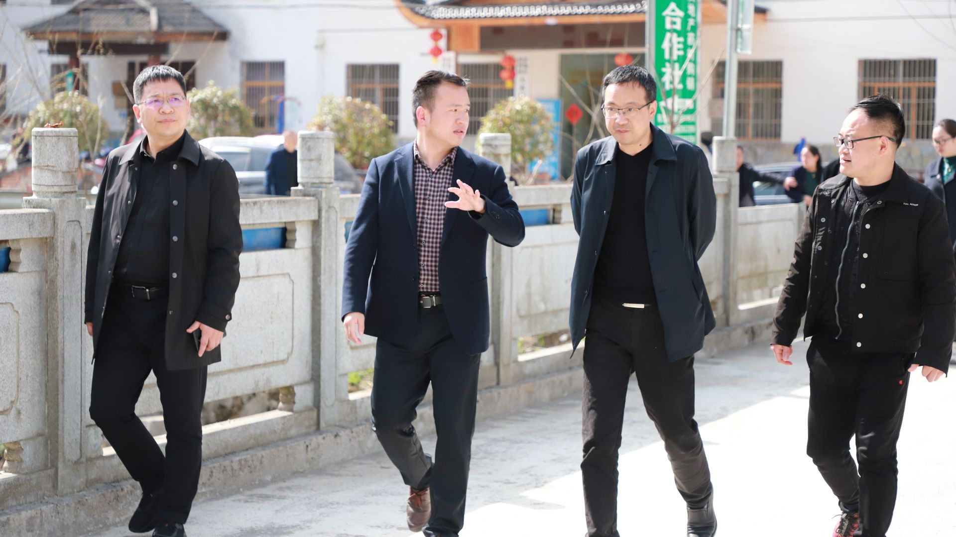 3月18日  市教育局黨組書記、局長甘志明 在市教育局駐村幫扶村板橋鎮(zhèn)大木村研討人居環(huán)境治理.JPG.JPG