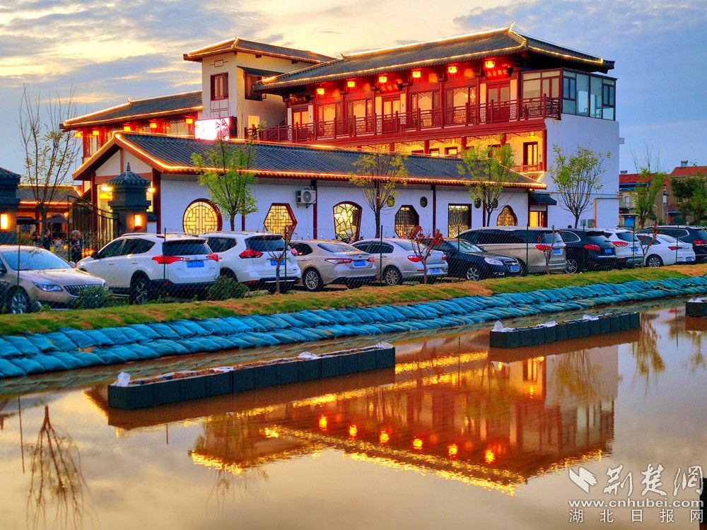 夜幕下的陶樓莊園。通訊員 程愛(ài)華 攝.jpg.jpg