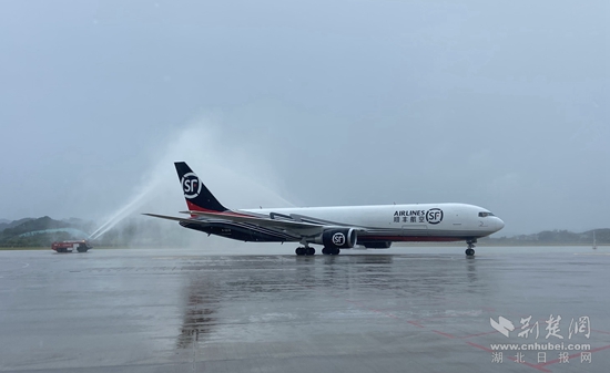 貨航首班進港。胡小軍 攝.jpg