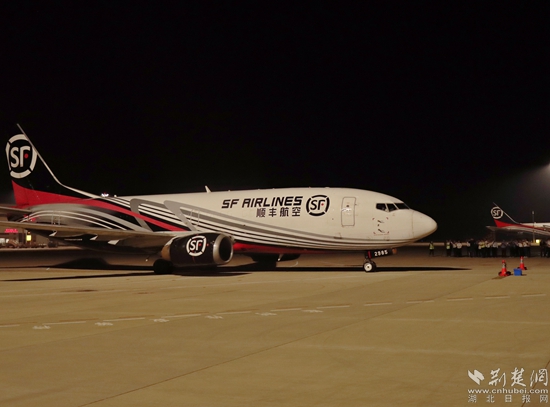 順豐B737-300駛向停機位。金康 攝.jpg