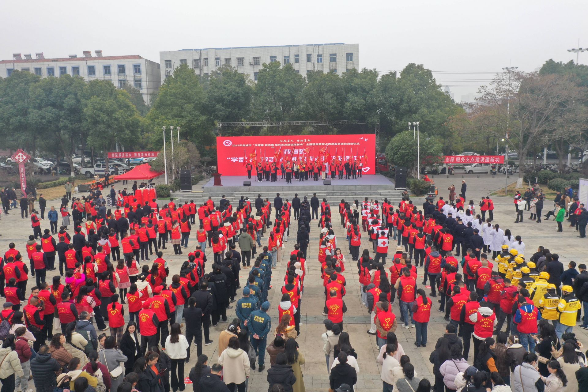 活動現(xiàn)場，還舉行了新就業(yè)志愿服務(wù)隊授旗儀式  孫縉攝.jpg.jpg