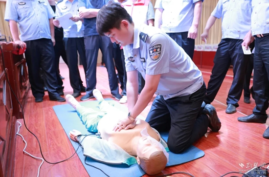 7月17日，嘉魚縣公安局治安大隊(duì)會(huì)同縣紅十字會(huì)組織開展一線民輔警防溺水急救技能專項(xiàng)培訓(xùn).jpg